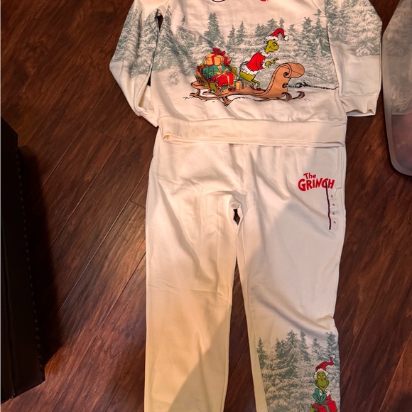 Dr. Seuss Christmas Ivory Grinch sweatshirt & Joggers - Picture 5 of 6